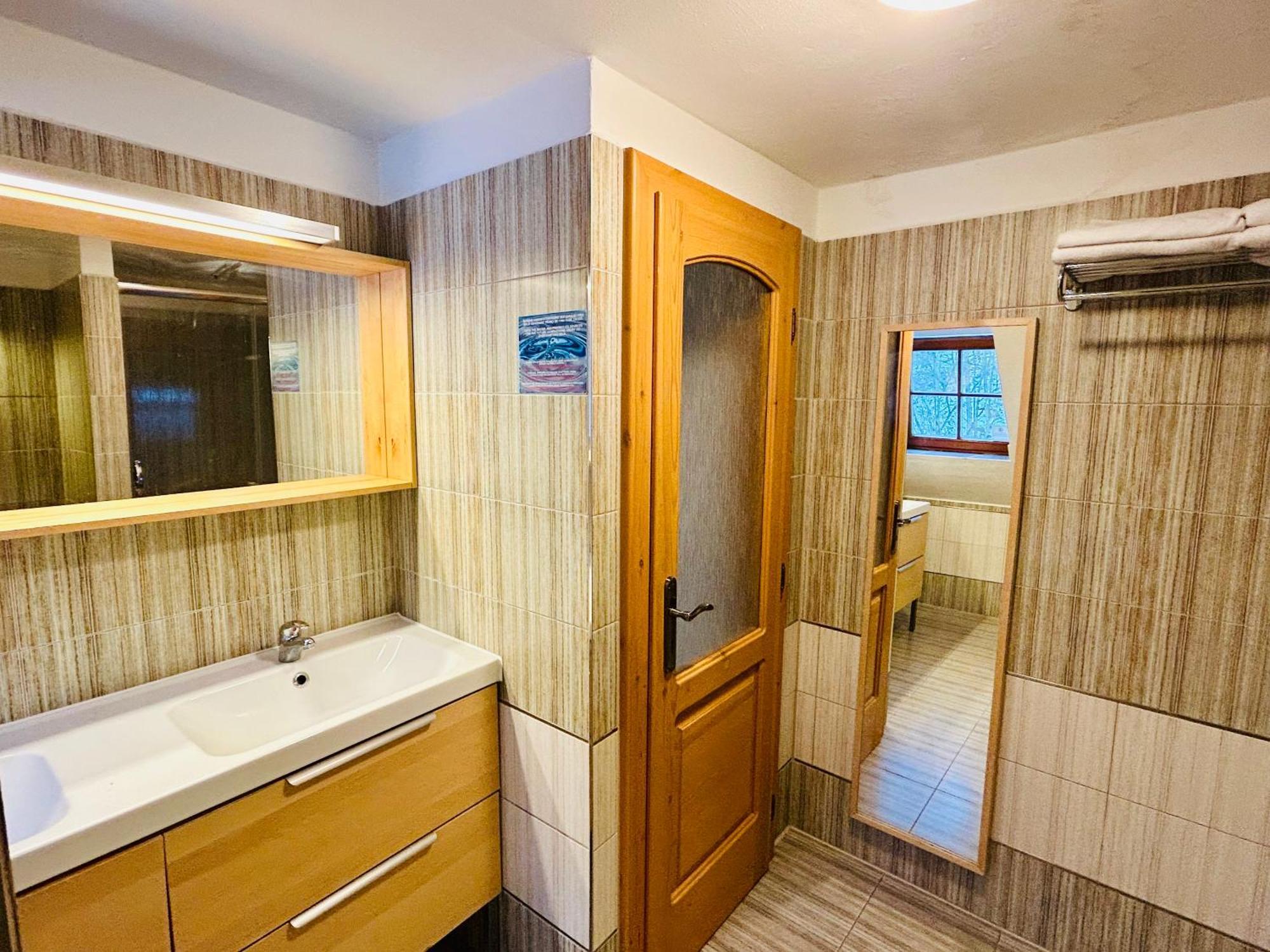 Dvur Stran & Wellness Hotel การ์โลวีวารี ภายนอก รูปภาพ