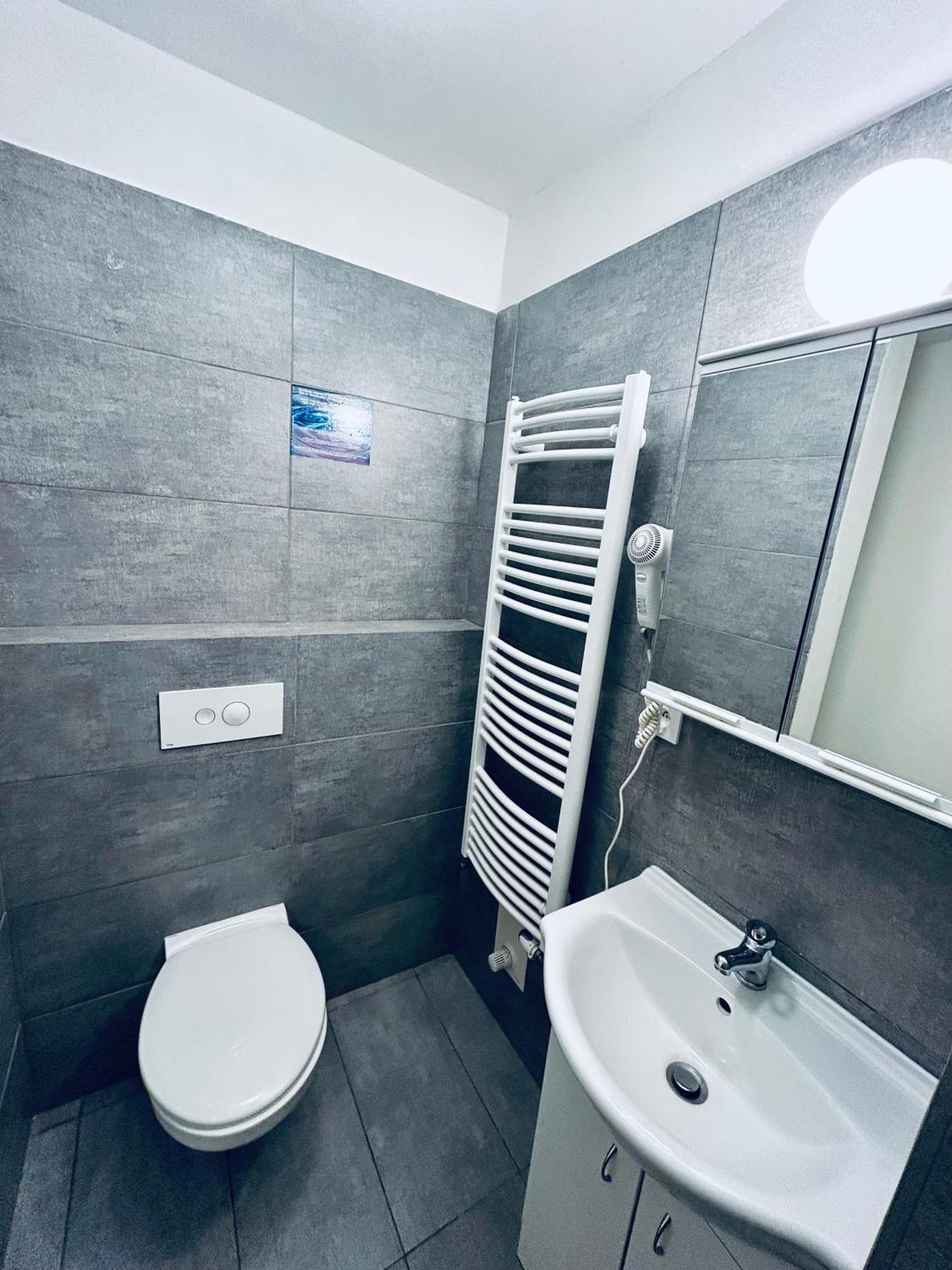 Dvur Stran & Wellness Hotel การ์โลวีวารี ภายนอก รูปภาพ