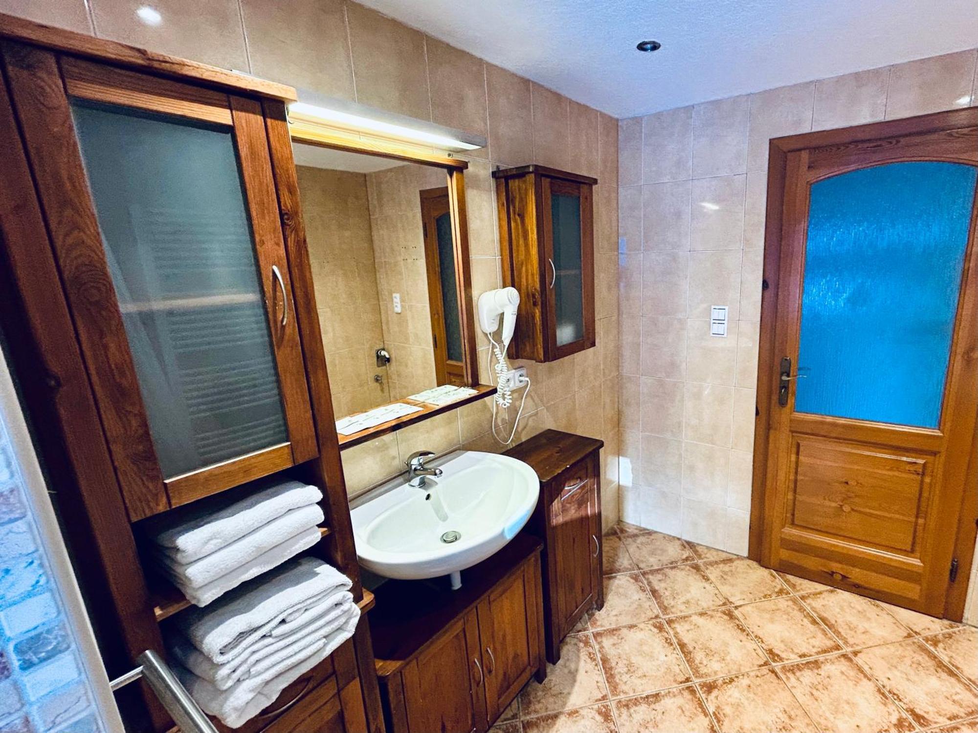 Dvur Stran & Wellness Hotel การ์โลวีวารี ภายนอก รูปภาพ